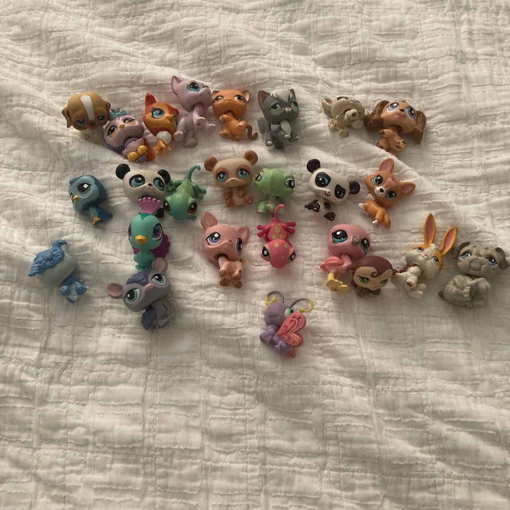 Lot of 25 Littlest Pet Shop Pets